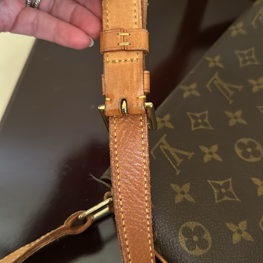 Louis Vuitton bag. Good condition. Comes with COA! - Picture 8 of 13